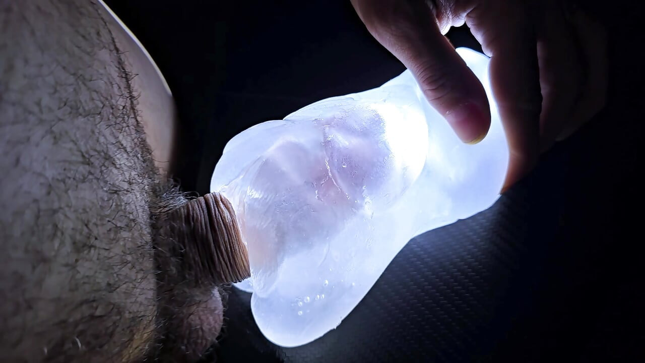 Une lampe de poche brillante se fait baiser et éjaculer brutalement