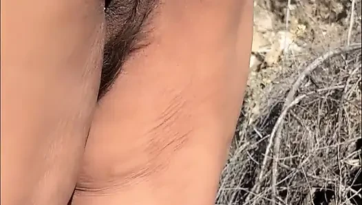 Masturbasi memek berbuluku sambil menjelajahi alam