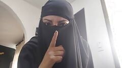 Une MILF arabe se masturbe la chatte et jouit brutalement devant la webcam en portant un hijab porno en niqab X