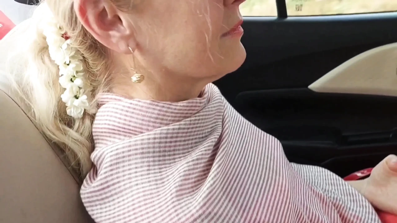 甜美成熟的妻子散步后享受性爱