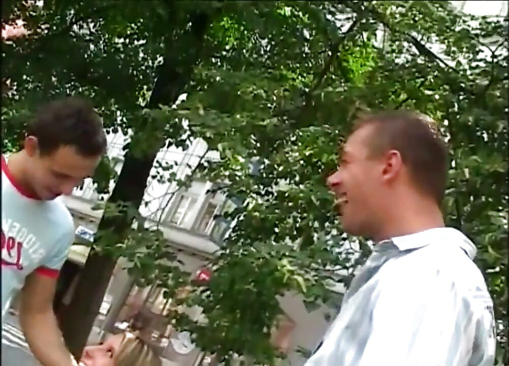 Lepi trojac za seksi kučku zaljubljenu