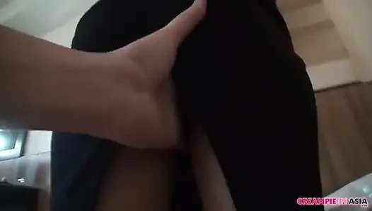 Seksi siyah bir elbise giyiyordu, götü çok güzeldi, prezervatifsiz, yarı dölleme ve diğer yarısı dışarıda