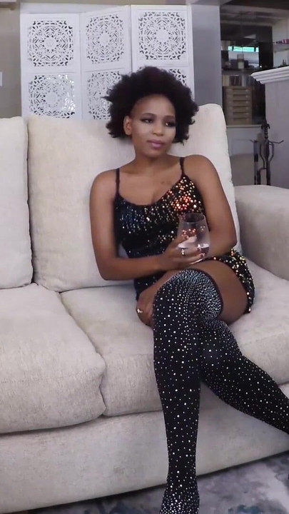 MILF eboni menunggang zakar putih besar jauh dalam sesi casting sudut pandangan pertama | Klip 1