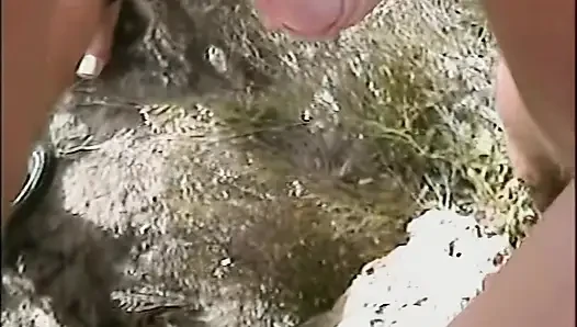 Azgın kızıl saçlı bebek vahşi plajda amcığını parmaklıyor