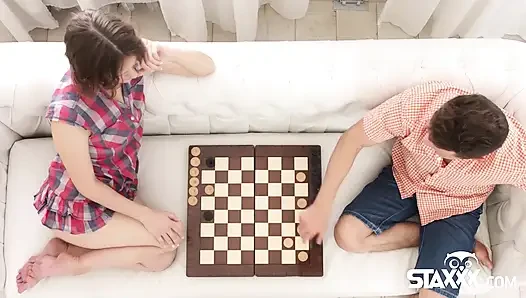 Игра в шашки становится сексуальной для тинка