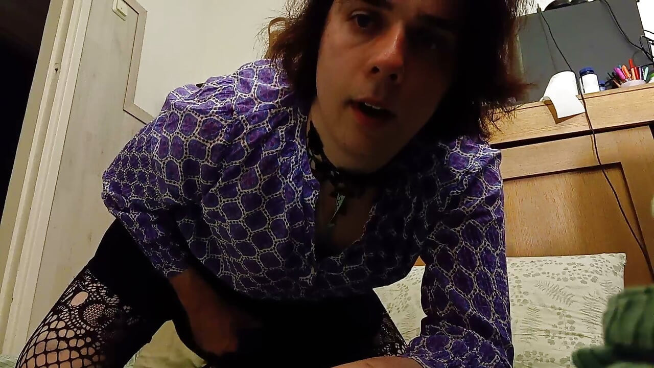 Femboy svršava u donjem vešu