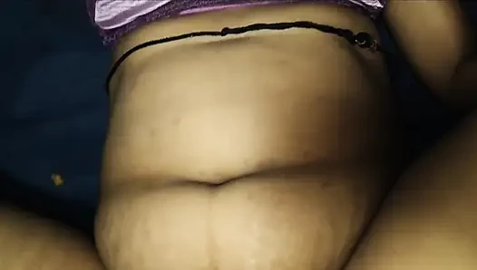 Hartes analsex-video von desi-ehefrau, die neues kleid trägt