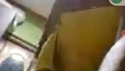 Günlük rutin bir göt banyo yaparken amını ve göğüslerini oynadı