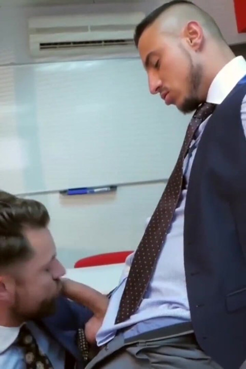 Menatplay - klein kerr uygun eşcinsel patron James Castle tarafından baştan çıkarılıyor