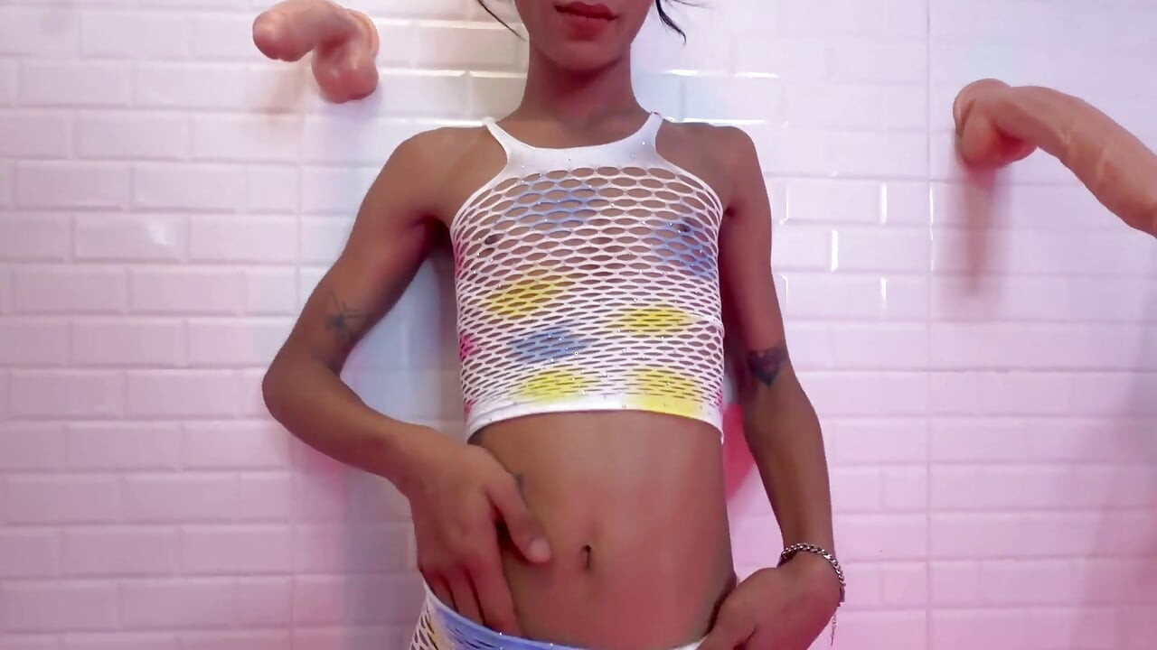Ladyboy Nancy'nin beyzbol sopası büyüklüğünde bir yarağı var