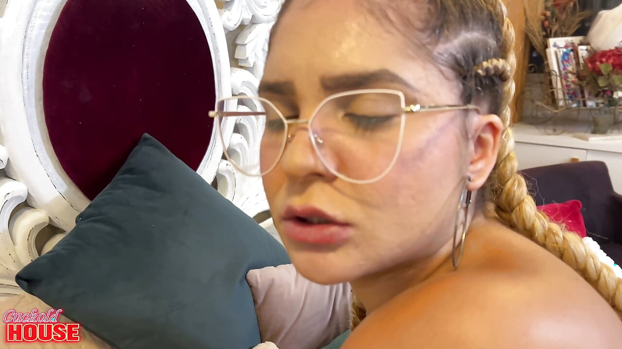 Unfaithful Married Woman Fills Her Mouth with Cum After a Hot Fuck with a Well-endowed Guy