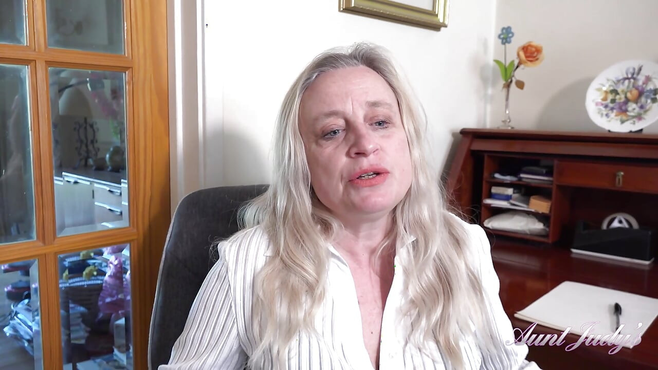 Auntjudys - Deine Geile Reife Chefin Andrea Ann Lutscht Deinen Schwanz Im Büro