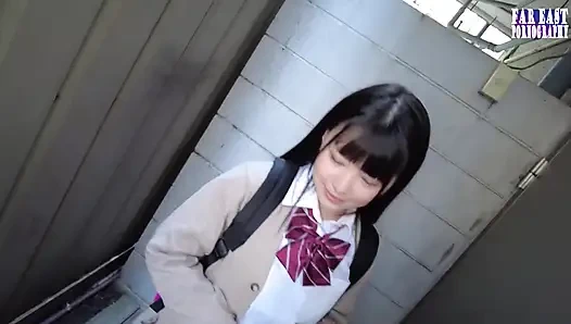 Puppe wie glückseligkeit mit einem dunkelhaarigen necken auf einem verspielten make-over-date ep-1