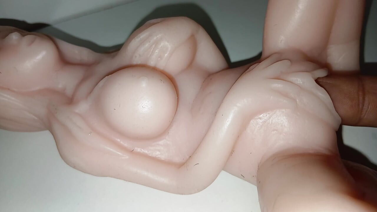 Mini muñeca sexual follada por grandes dedos