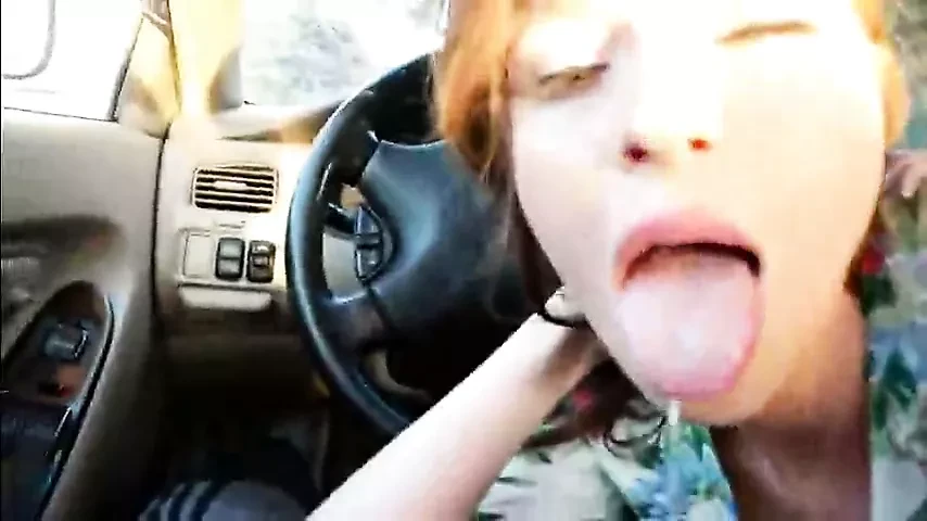 カラフルなシャツを着た女の子が車内でフェラして精液を舐める