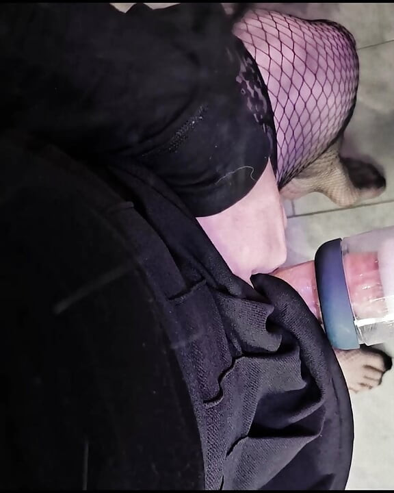 Femboy Milking Machine: pyare pairon vali sharmili mahila ka by mashin dvara choosa jata hai, use bistar par le jata hai, phir use chodta hai