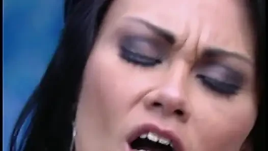 Luxuriöse asiatische MILF mit riesigen möpsen genießt schwanz in ihrem mund und ihrem engen loch