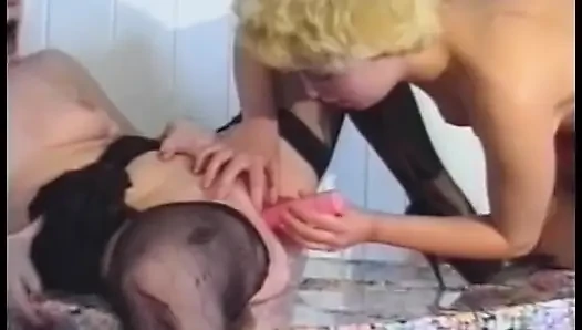 Azgın hatun ıslak amını sulu amını yalatmadan hoşlanıyor