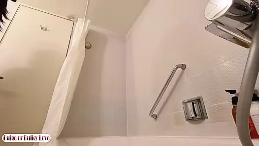 Pertemuan cewek dengan tubuh aduhai ini dipijat dengan nikmat, sambil sepong kontl dengan nikmat