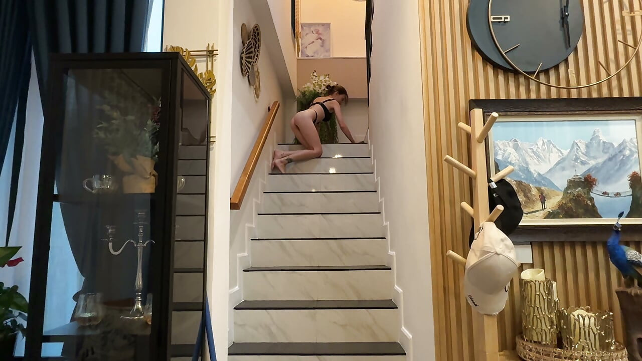 A young student came to clean the house to pay for her studies... but it didn't end with cleaning
