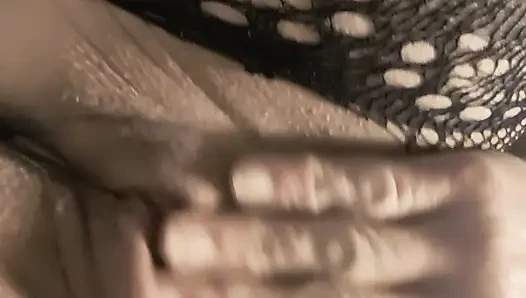 Sıkı amcığımla oynuyorum