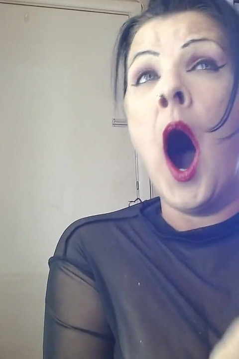 פיהוקים גדולים ופתוחים לרווחה מתכוננים