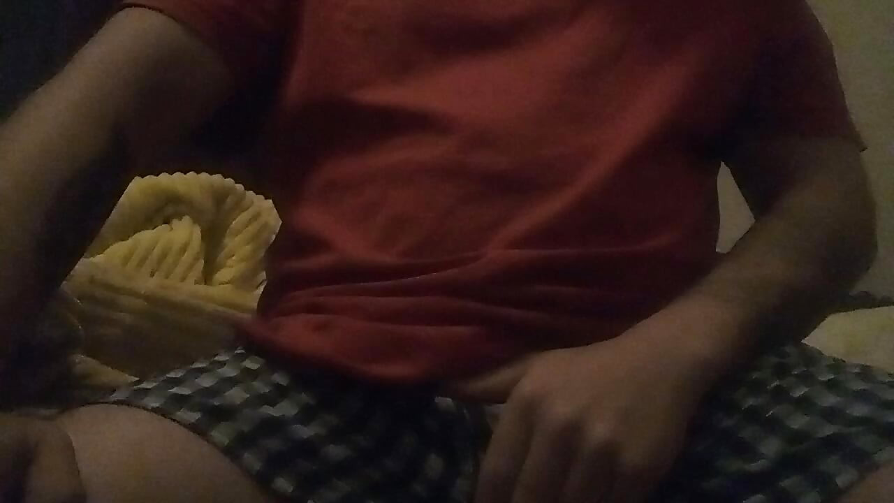 硬いペニスを持つ白人男性は、あなたがあなたのマンコで遊ぶのを見たいと思っています