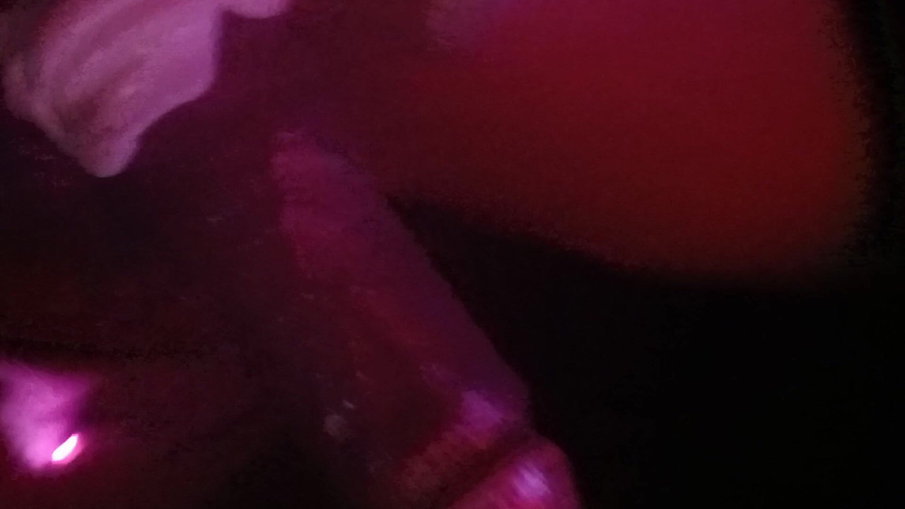 只是一些大黑鸡巴茄子让你欣赏。几乎在它完全勃起。告诉我你的想法。