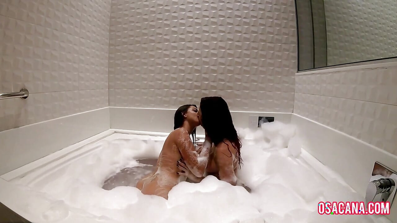 Bathtub Bath with Hot Amateur