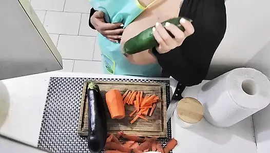 Ich schiebe eine riesige gurke in mein hungriges arschloch - fetisch