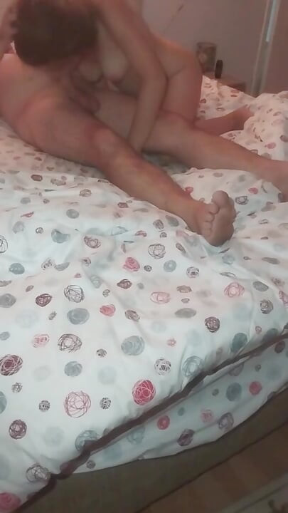 我让他在我丈夫不在的时候在浴室里渗透我。