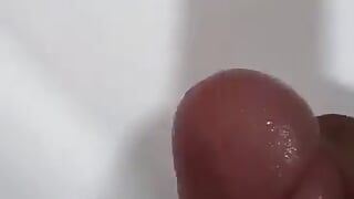 Sexy algerischer junge, der im badezimmer masturbiert