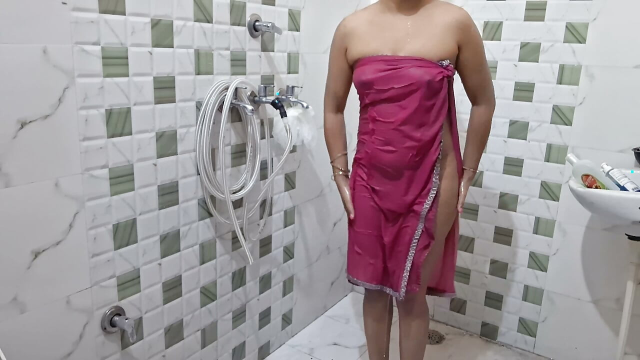 Vídeo completo da cunhada tomando banho pelada.