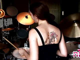 Lesbian nina gets naked to play the drums