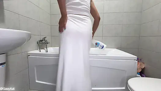 Weißes kleid, furz-desaster im badezimmer