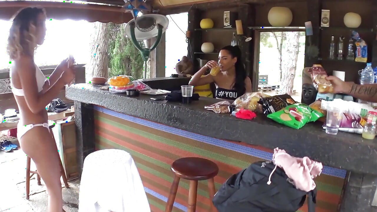 A fülledt barna csaj vad medenceparti hármas kalandja