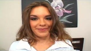 Amateur Ashlee Anne se déshabille de sa mini-jupe pour se faire baiser