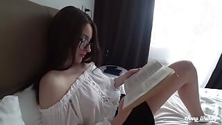 Sora vitregă sexy citind o carte și jucându-se cu pula mea - Anny Walker