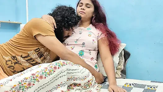 Kemeja dan rok lip lock romantis panas dalam romansa kamar tidur