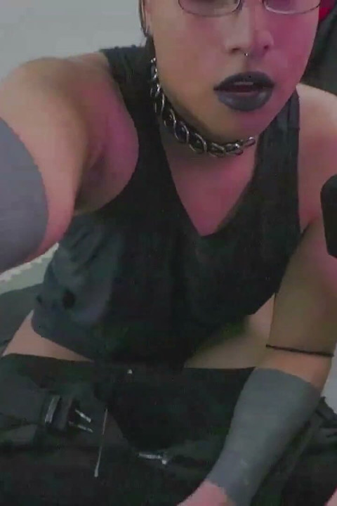 Goth Muscle Stepmommy Trans Woman Cumshot While Streaming
