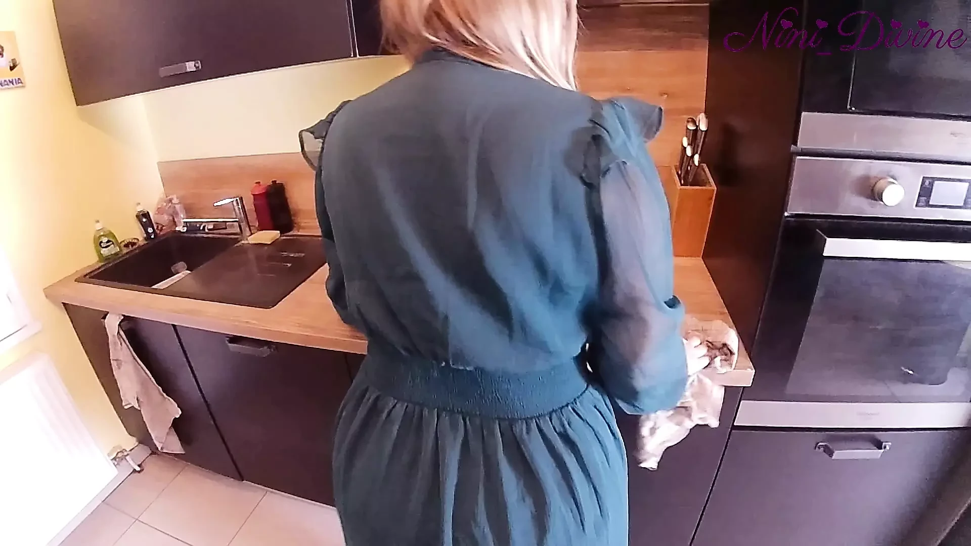 בחורה נדיבה משכה הצידה את התחתונים הגדולים שלה כדי להזדיין במטבח!