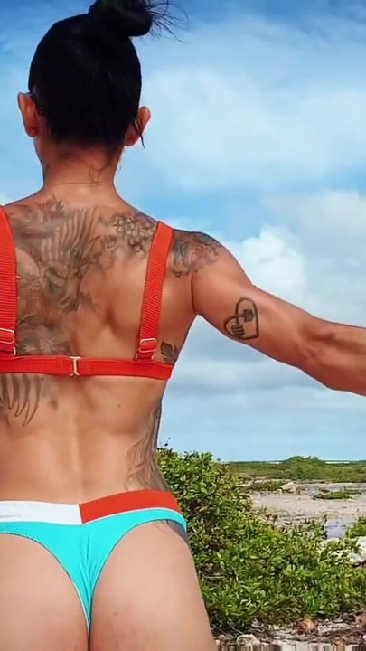 เย็ดตูดและเย็ดหน้าอกบนชายหาด คลิป 1