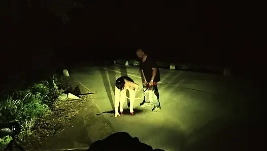 Cewek jalanan ini kencing di mulut dan dicrot sperma ekstrem