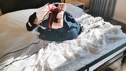 Seorang gadis dengan stoking hitam dicambuk oleh pemiliknya.