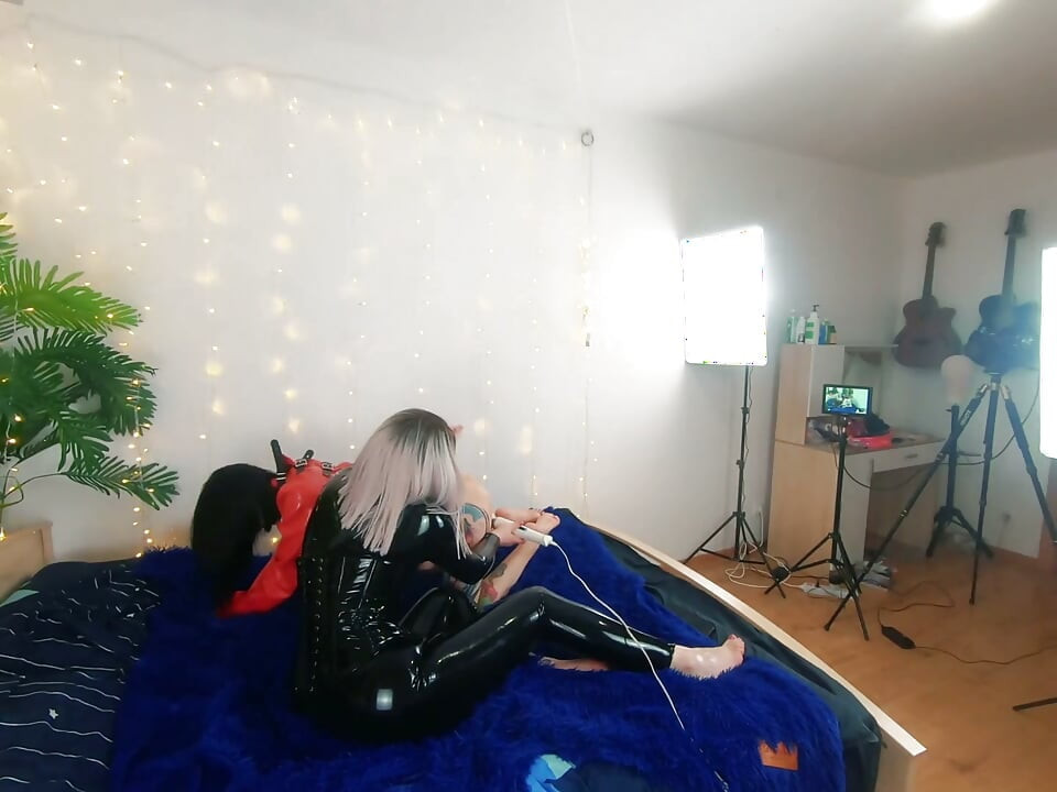 Dietro le quinte di belle ragazze fetish lesbiche che fanno video di sesso. Dominazione femminile positiva, gioco sessuale, lattice e pelle