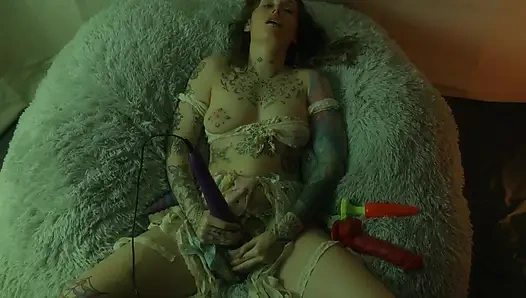 Insatiable Lola Takes 19 Inch Alien Monster