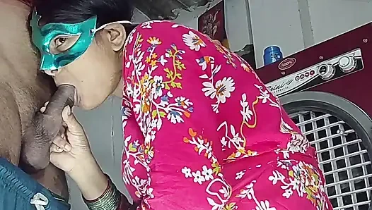 Göt amcık sikiyor yarak emiyor göğüslerini emiyor memeden süt emiyor ve domaltarak yarağa oturuyor ve doğrudan Hintçe seste yatıyor