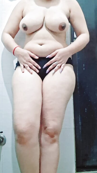 Fată sexy desi se cu degetul în sex incitant anal desi