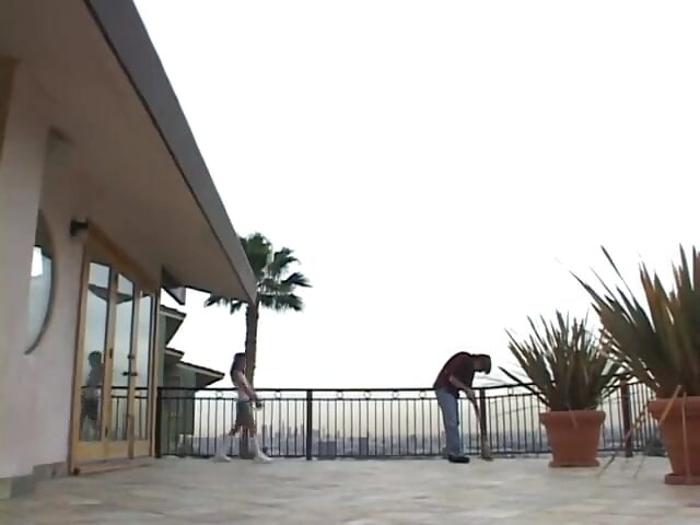 בייביסיטר אסייתית עם חזה קטן מפתה ואז מזיינת זקן חרמן במיטה
