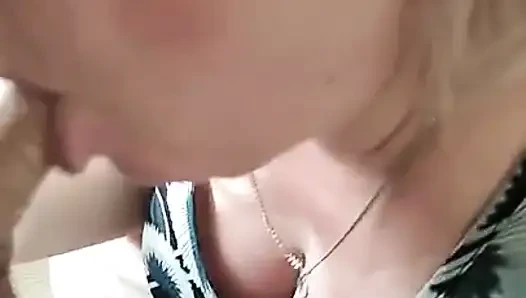 Gözlüklü kaltak ağzından sikiliyor ve spermle dolduruyor